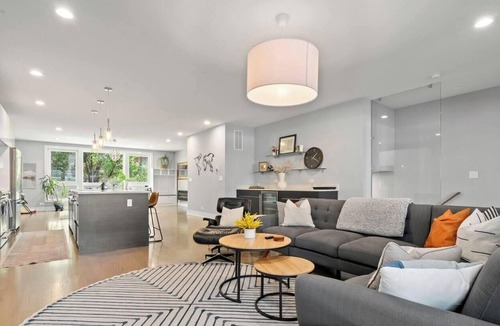 Pilsen Condo | The Urban Oasis | Outdoor Lounge Sleeps 10+