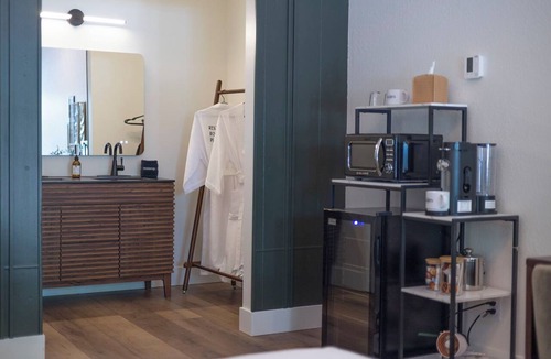 Bridgman Hotel | The Warren Hotel