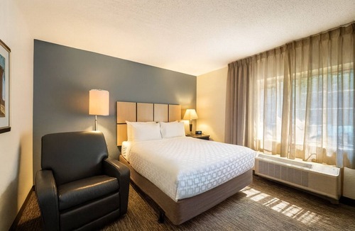 Schiller Park Hotel | THREE Convenient 1BR Suites with Kitchens, Pets Are Welcome, Airport Shuttle!