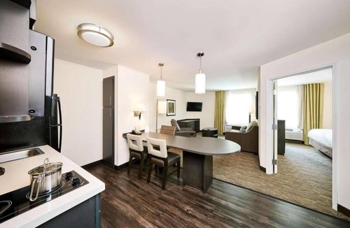 Schiller Park Hotel | THREE Convenient 1BR Suites with Kitchens, Pets Are Welcome, Airport Shuttle!