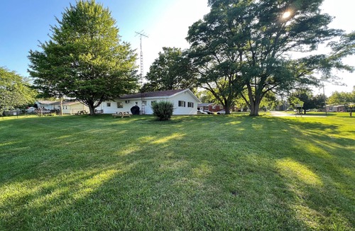 Three Oaks House | Three Oaks Home Walk Downtown Fire Pit Near Beaches & Wineries Sleeps 8