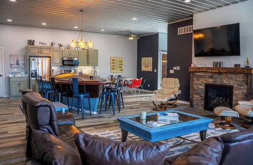 Leesburg House | Tippy Lake Retreat - Kayaks, Bonfires & Lake Views - Sleeps 12!