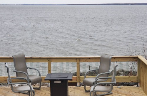 Toledo House | Toledo, lakeside home 3 bdrm sleep 7 on Lake Erie with 4 decks to choose from.
