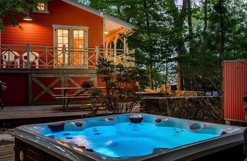 Saugatuck Cabin | Treetop Studio on the Dune/Outdoor Shower + Hot Tub/Glamping