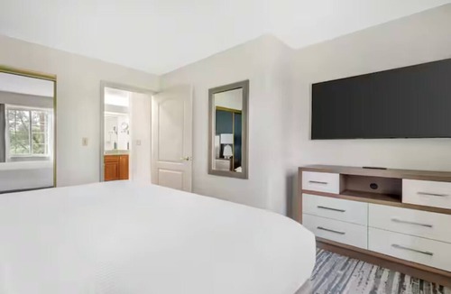 Mishawaka Hotel | Two Spacious 2BR Suite Near Notre Dame l w/Living Area & Kitchenette