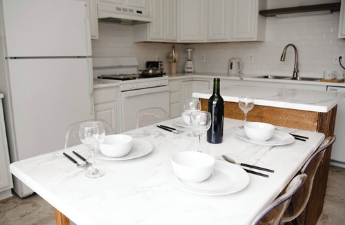 Birmingham House | Two Sparrows - Birmingham Townhome with King Suite
