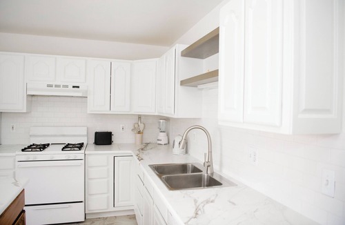 Birmingham House | Two Sparrows - Birmingham Townhome with King Suite