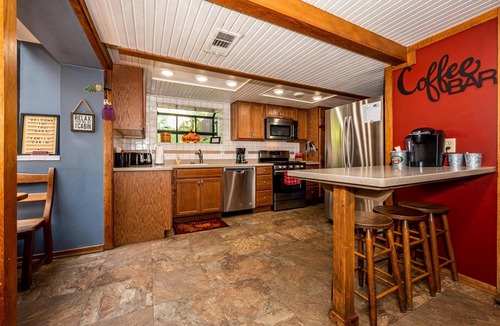 Helmsburg House | Ultimate Family Getaway | Hot Tub, Pond, Trails & Games 4BR, 3.5BA