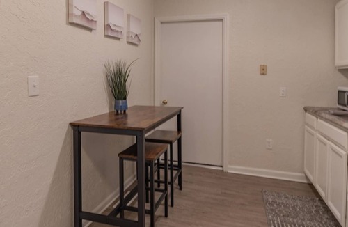 Marion Apartment | University Suite "C"