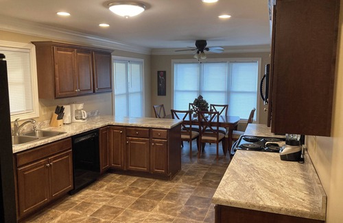 Middletown House | Updated Executive, huge, covered porch, TV's, parking , Location and proximity !