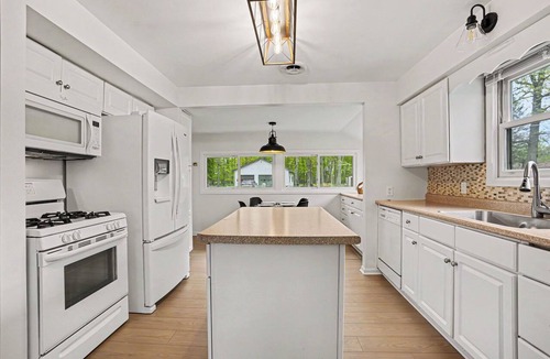 Scotts House | Updated Lakefront House-Sand Bottom-Private Dock-Kayaks&SUPs-Bonfires! Sleeps 10