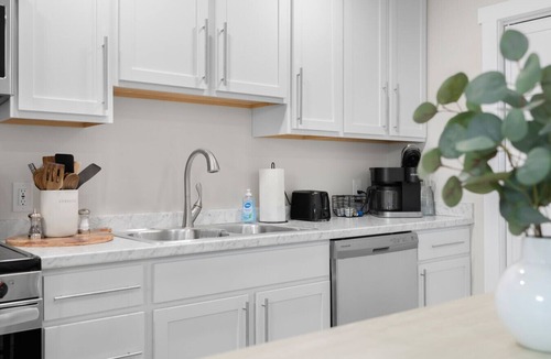 Columbus Apartment | Upscale Downtown Studio w/Private Deck, Full Kitchen, No Stairs