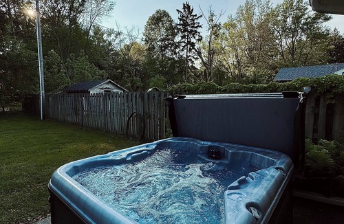 Sawyer Cottage | Chic Dunes Cottage W/HOT TUB near Warren Dunes/Lake MI!