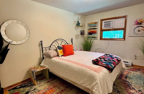 Shorewood-Tower Hills-Harbert Bed & Breakfast | Harbor Country Hostel: Experience True Community in Harbor Country