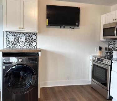 Nelson Apartment | Victorian Queen Getaway Unit C Washerdryer