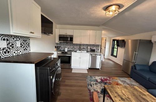 Nelson Apartment | Victorian Queen Getaway Unit C Washerdryer