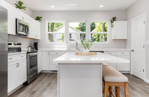 Near Northwest House | Victory Villa - 5 BR 5 Min From Campus<>ND Living