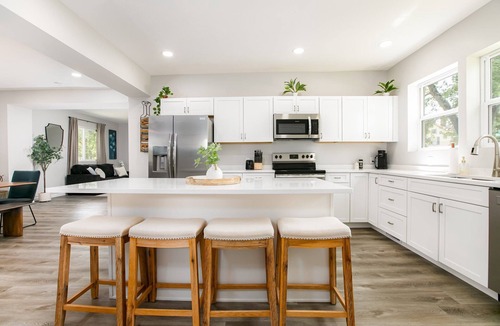 Near Northwest House | Victory Villa - 5 BR 5 Min From Campus<>ND Living
