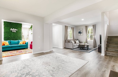 Near Northwest House | Victory Villa - 5 BR 5 Min From Campus<>ND Living