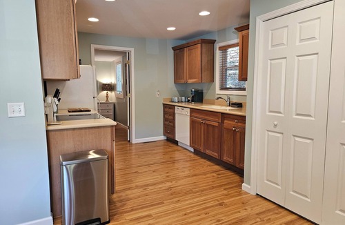 Beachwood-Bluffton Cottage | Vintage charm, modern comfort! Lakeshore retreat 3 mins to the beach!