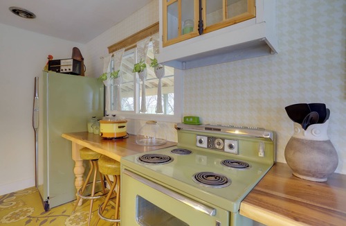 Coloma House | Vintage Coloma Home w/Deck: Shop, Swim & Dine!