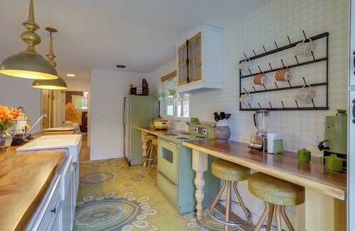 Coloma House | Vintage Coloma Home w/Deck: Shop, Swim & Dine!