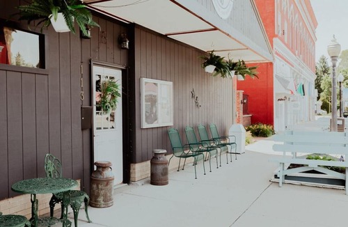 Ovid Apartment | Vintage Main Street Retreat Sleeps 25