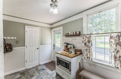 Niles House | Vintage Schoolhouse Near Wineries, Sleeps 6