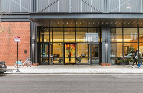 West Loop Apartment | W Loop Studio w Gym Pool Coworking nr UIC CHI-397