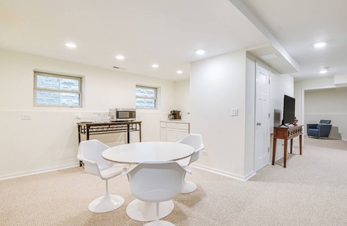 Oakland Apartment | Walk to Lake Michigan: Chicago Apt w/Yard