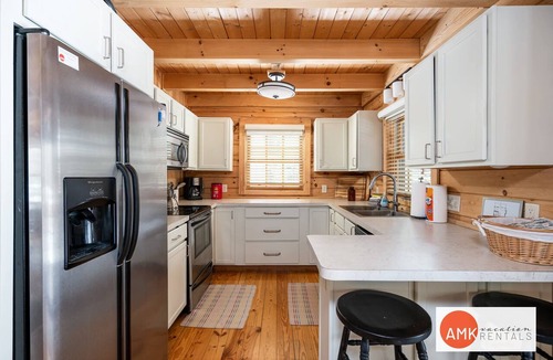 Saugatuck Cabin | Wander Inn - Updated Log Cabin near shared beach