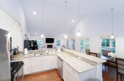 South Haven House | Webster Cottage l One Block to Beach l Cozy, Updated Home on Wooded Cul-de-Sac