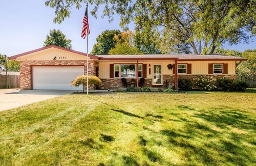 Stevensville House | Welcome to Holiday House! Cozy, modern home 7 min. from the beach and wineries.