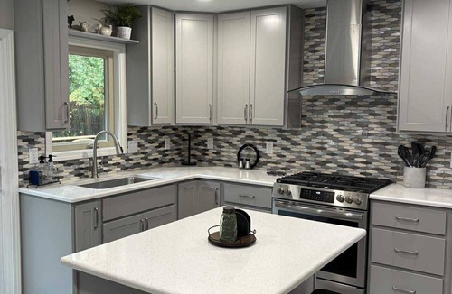 South Bend House | Welcoming 5-bedroom house on peaceful 2 acre lot 2.5 miles from SBN Airport.