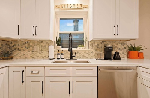 Hillside House | Westchester House | Sleeps 10 | Near Chicago & Parks | Close to Restaurants & Easy Local Transport Access | Long private driveway