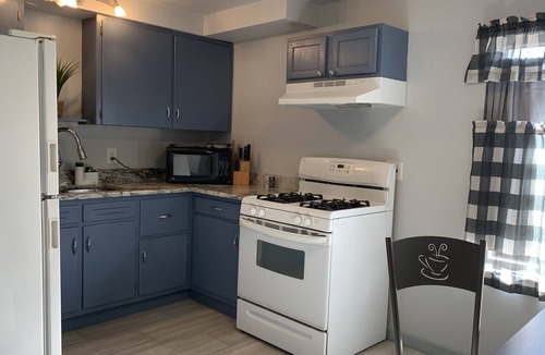 Whiting House | WHITING SPACIOUS 2 BEDROOM APARTMENT
