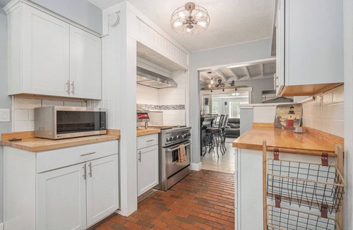 South Haven House | Willow & Waves | Hot Tub | Billiard | Gym