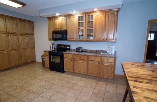 Attica House | Wolf's Den - Spacious 5 Bedroom, 4.5 Bath on Beautiful Country Lot