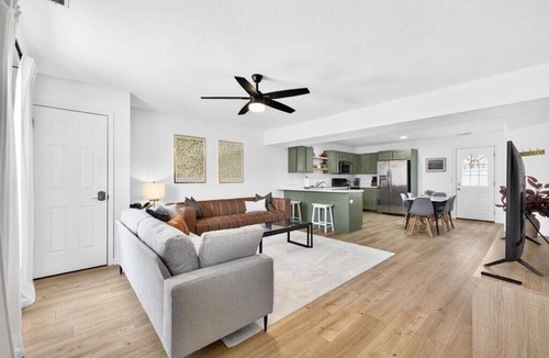 Bloomington House | Woolery Haven- stylish & super convenient sleeps6!