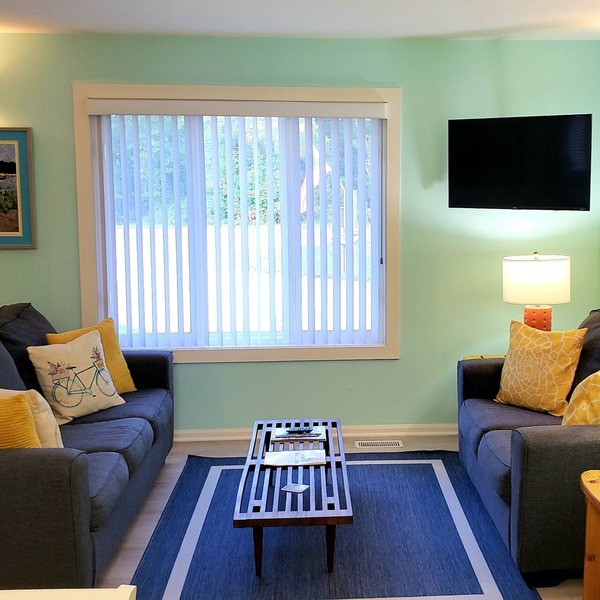 Blueberry Cotg, Saugatuck. Walk downtown. Clean, crisp, colorful, convenient.