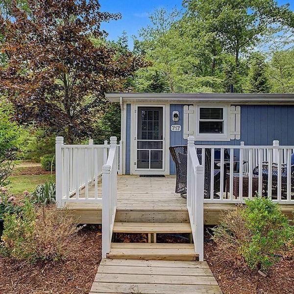 Maple Ridge Blue Cottage-HOT TUB!
