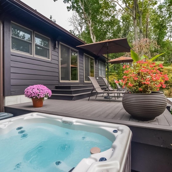 Private large yard, close to town, hot tub, Lake!