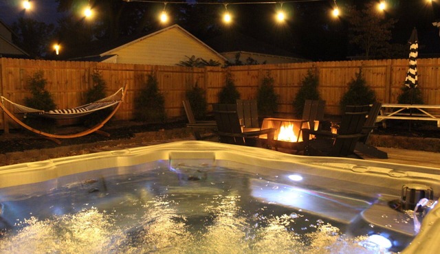 1 mile to Lake MI | 1/2 mile to SoHa | Bikes & Beach gear included| | Hot tub