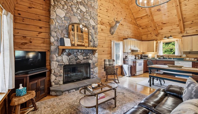 10 Acre County Line Cabin - Private Pond & Firepit