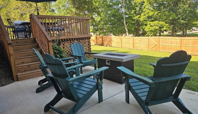 10 Min to Stadium By I-69 King Beds Big Fenced Yard Great Parking!