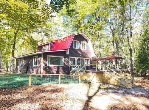 100-Acre Luxury, Dog-Friendly, Sleeps 8-10