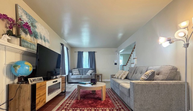 15 Mi to Dtwn Detroit: Cozy Family Home w/Yard!