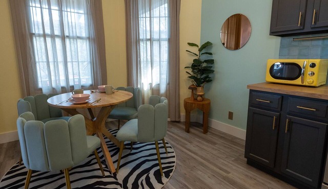 2 bedroom Pastel Loft 1 mi from Lake Michigan!