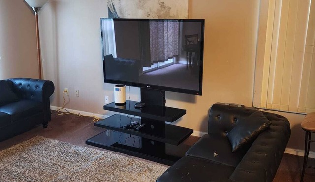 2 Master bedrooms condo with Two walk in Closets and half bath main floor