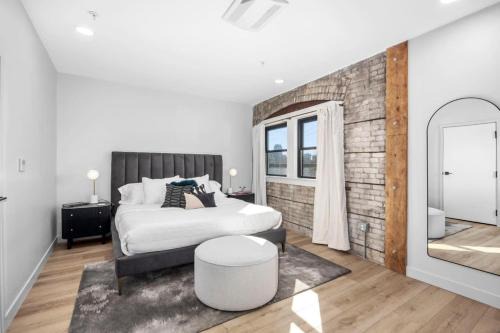 2 Private King Suites - Walk to Nightlife